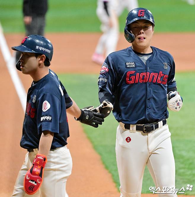 롯데 자이언츠 내야수 고승민(오른쪽)이 지난 24일 고척 키움 히어로즈전에서 결승 솔로 홈런을 기록했다. 사진 엑스포츠뉴스 DB