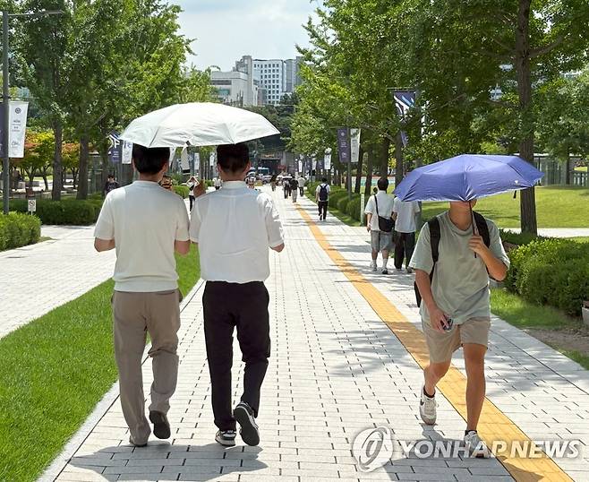 양산 쓴 채 걸어가고 있는 시민들 (서울=연합뉴스) 최혜정 인턴기자 = 지난 23일 오후 시민들이 양산을 쓴 채 서울 서대문구 백양로를 따라 걸어가고 있다. 2025.7.25