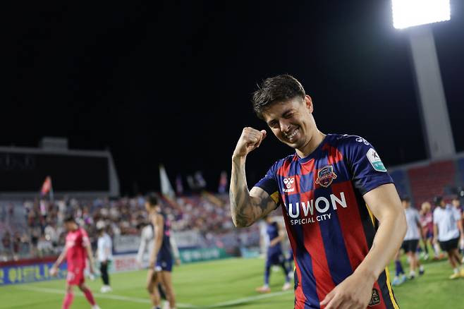 FC안양과의 경기서 결승골을 터트린 수원FC의 윌리안이 경기 종료후 포즈를 취하고 있다. 사진=한국프로축구연맹