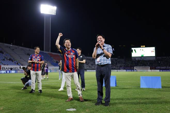 이재준 수원FC 구단주와 최대호 FC안양 구단주가 경기를 같이 관전한후 관중들에 인사말을 하고 있다. 사진=한국프로축구연맹