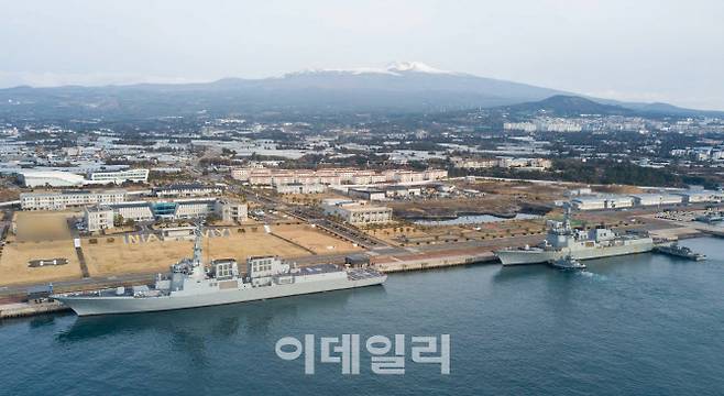 광개토-III 배치-II 사업을 통해 탄생한 이지스구축함 정조대왕함(왼쪽)과 광개토-III 배치-I 서애류성룡함(오른쪽)이 해군기동함대사령부가 있는 제주기지에 정박하고 있다. (사진=해군)
