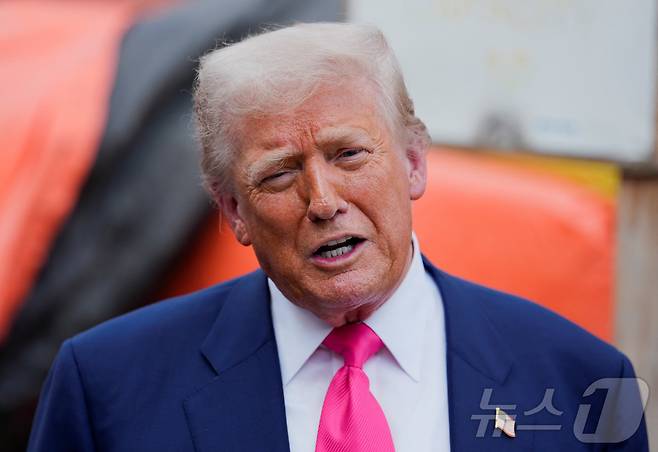 도널드 트럼프 미국 대통령이 24일(현지시간) 미국 워싱턴DC에서 현재 보수 공사가 진행 중인 연방준비제도이사회(Fed, 연준) 건물을 둘러보며 기자 질문에 답하고 있다 .2025.07.24 ⓒ 로이터=뉴스1 ⓒ News1 류정민 특파원