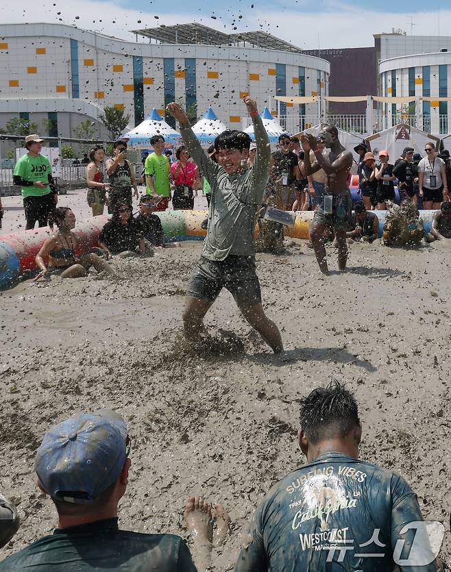 26일 충남 보령 대천해수욕장 머드엑스포광장에서 열린 제28회 보령머드축제를 찾은 관광객들이 축제를 즐기고 있다. 2025.7.26/뉴스1 ⓒ News1 김기태 기자