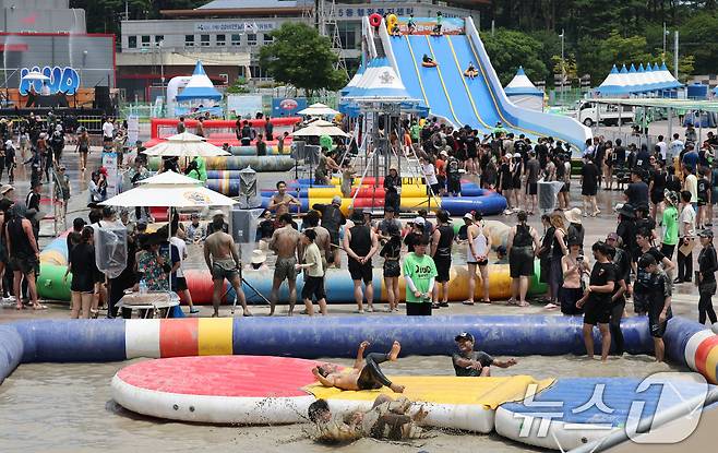 26일 충남 보령 대천해수욕장 머드엑스포광장에서 열린 제28회 보령머드축제를 찾은 관광객들이 축제를 즐기고 있다. 2025.7.26/뉴스1 ⓒ News1 김기태 기자