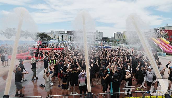 26일 충남 보령 대천해수욕장 머드엑스포광장에서 열린 제28회 보령머드축제를 찾은 외국인 관광객들이 축제를 즐기고 있다. 2025.7.26/뉴스1 ⓒ News1 김기태 기자