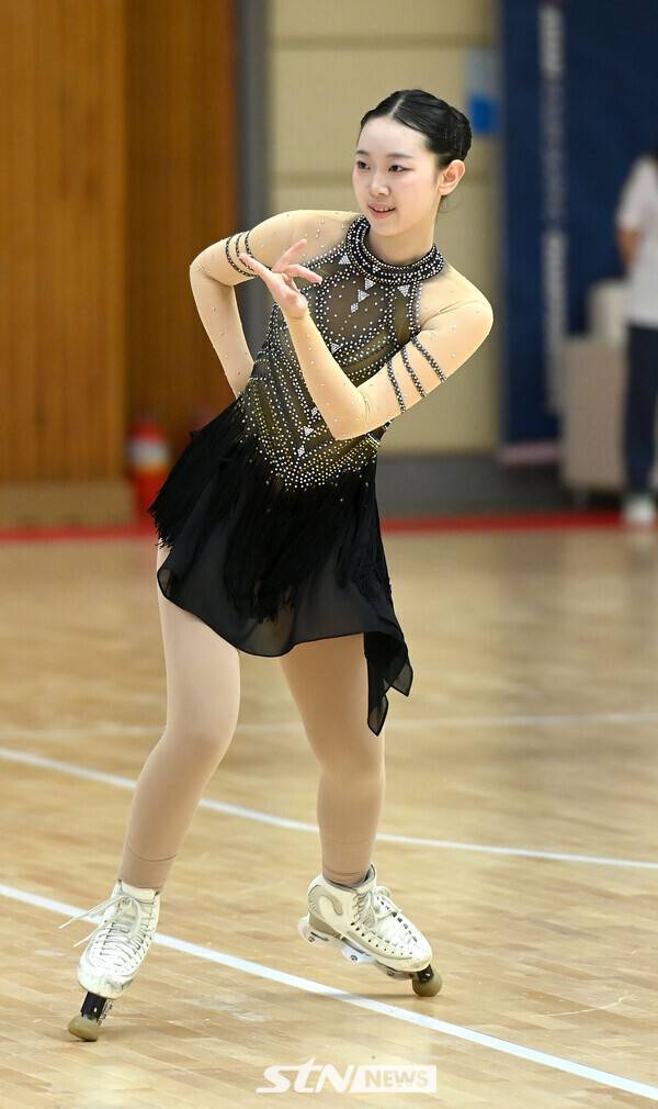 26일 제천체육관에서 치러진 '제20회 아시아 롤러스케이팅 선수권대회' 아티스틱 경기 유스부 인라인 프리 여자에서 이혜빈(정신여중3)이 미소를 보이며 연기하고 있다./사진(제천)=김종원 기자