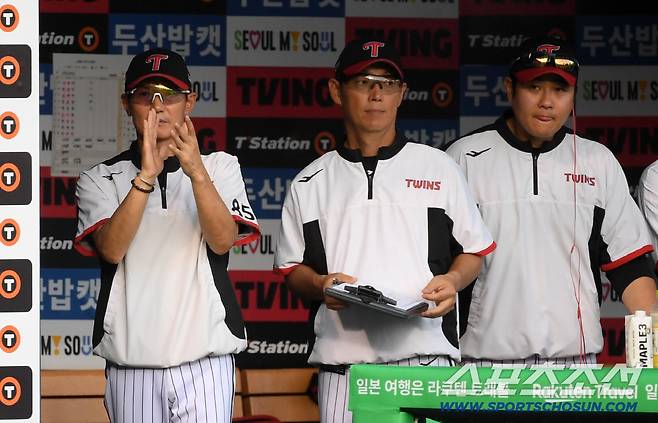 25일 잠실구장에서 열린 두산 베어스와 LG 트윈스의 경기. 염경엽 감독이 선수들을 독려하고 있다. 잠실=박재만 기자 pjm@sportschosun.com/2025.07.25/
