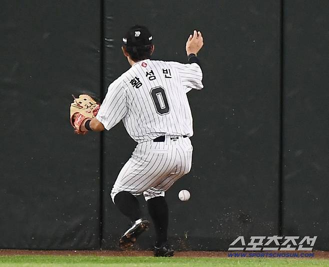공을 놓친 황성빈이 황급히 달려가고 있다.