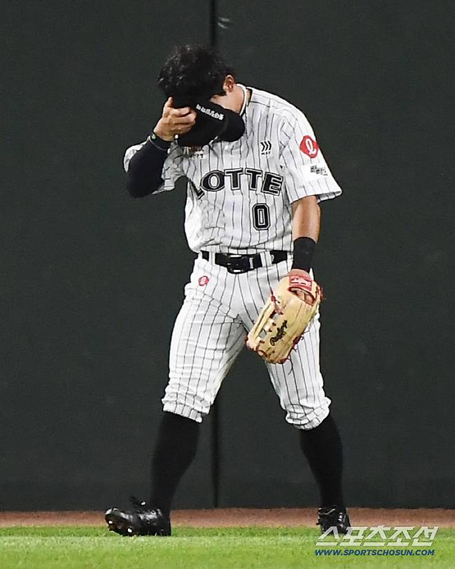 모자로 얼굴을 가리는 것도 모자라