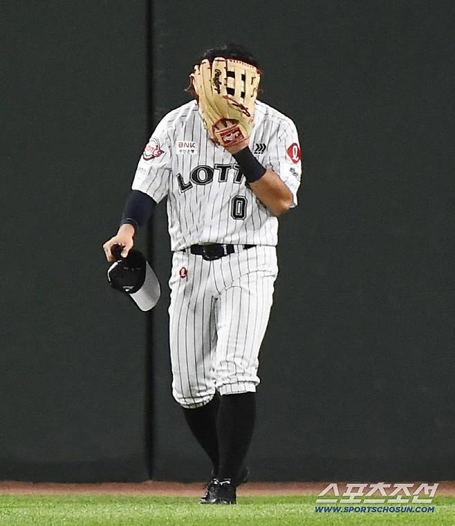 글러브 속으로 숨어버린 황성빈