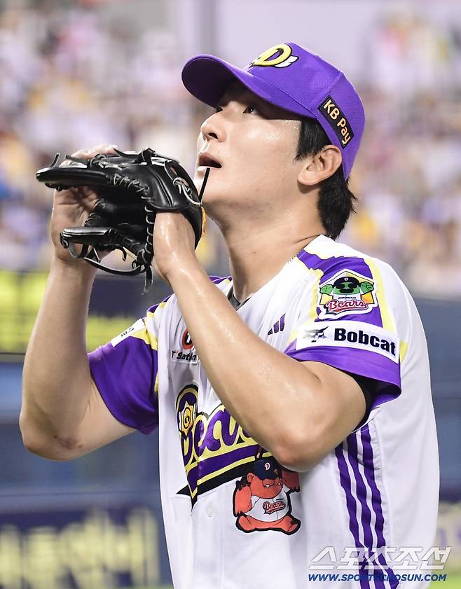 26일 잠실구장에서 열린 두산과 LG의 경기. 7회 투구를 마치고 마운드를 내려오는 두산 곽빈. 잠실=송정헌 기자songs@sportschosun.com/2025.07.26/