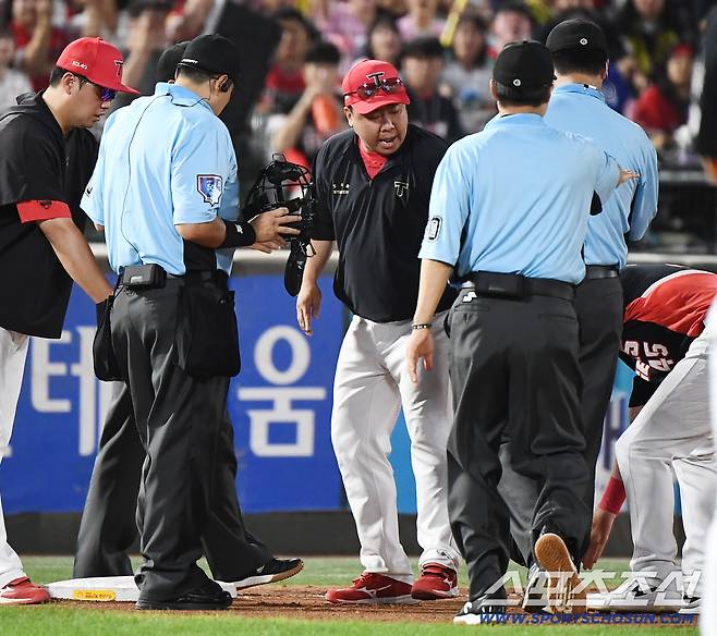 26일 부산 사직구장에서 열린 KIA와 롯데의 경기. 6회말 무사 1루 고승민의 번트 안타 때 황성빈이 3루까지 진루하는 과정에서 심판이 위즈덤의 주루방해를 선언했다. 비디오판독 후에도 판정이 바뀌지 않자 이범호 감독이 나와 항의하고 있다. 부산=정재근 기자 cjg@sportschosun.com/2025.7.26/