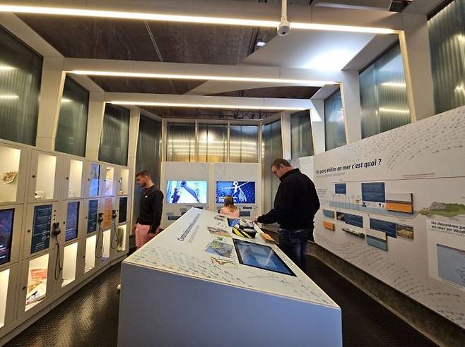 프랑스 생나제르 EOL풍력발전센터에서 관람객들이 내부를 둘러보고 있다. 전진영 기자.