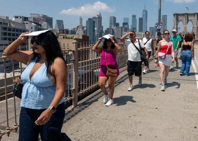 미국 뉴욕 브루클린의 체감 온도가 최소 38도가 넘을 것으로 예상되는 25일(현지 시간) 사람들이 브루클린 브리지를 건너고 있다.. 연합뉴스