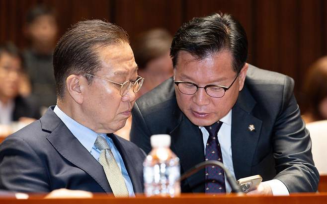 권영세 전 비상대책위원장(왼쪽)과 이양수 전 선거관리위원장이 지난 5월 7일 오후 서울 여의도 국회에서 열린 의원총회에서 스마트폰을 바라보고 있다. 뉴스1