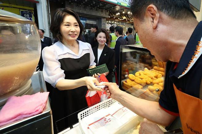 이재명 대통령 부인 김혜경 여사가 25일 인천 계양산전통시장을 찾아 민생회복 소비쿠폰을 이용해 꽈배기를 구매하고 있다. 2025.07.25. 뉴시스
