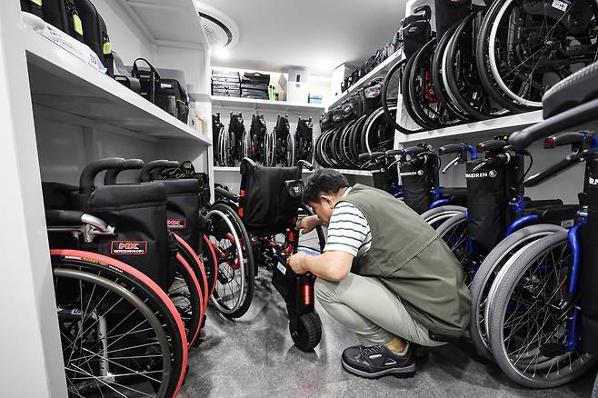 류형택 매니저가 전동화 키트를 점검하고 있다.