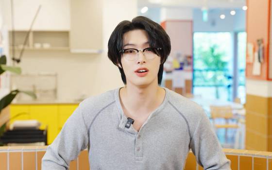 '뭘 먹고 자랐길래' 촬영 중인 에이티즈 민기. 그는 "내가 좋아하는 것을 나 자신에게 물으며 자신을 찾아가고 있다"고 말한다. 사진 유튜브 채널 '지글지글클럽' 캡처