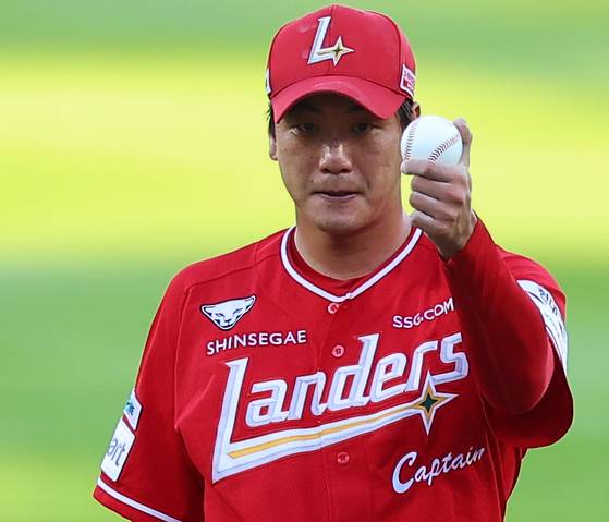 26일 한화 류현진과의 첫 선발 맞대결에서 완승한 SSG 김광현. 연합뉴스