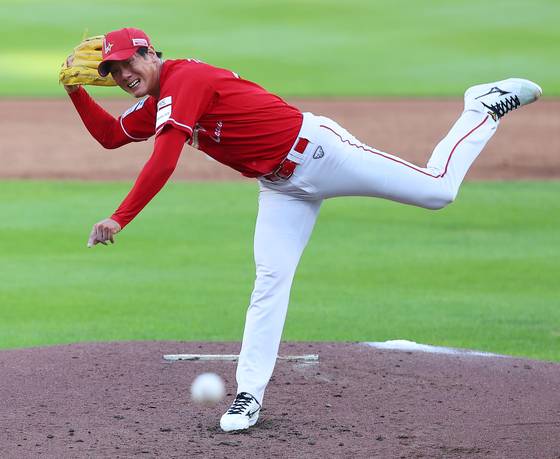 26일 한화 류현진과의 첫 선발 맞대결에서 완승한 SSG 김광현. 연합뉴스