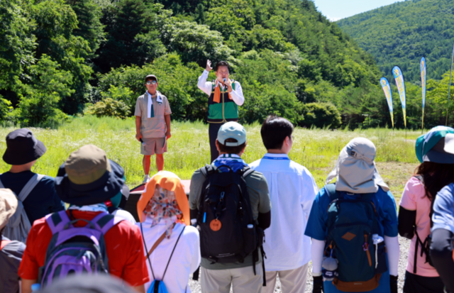 ▲ 강원관광재단이 주관한 ‘운탄고도1330 테마 트레일 페스티벌’이 26일 태백에서 열려 500여명의 참가자들은 알리소(옛 소원지캠핑장)를 출발해 태백체험공원·지지리골을 거쳐 자작나무숲으로 이어지는 ‘운탄고도 6길’을 걷고, 한강·낙동강 발원지 축제와 황지시장·관광지 등 연계 코스를 방문해 프로그램을 즐겼다.