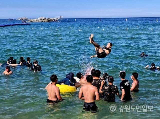 ▲ 26일 오후 2시쯤 찾은 강원 강릉 경포해수욕장. 피서객들이 해수욕을 즐기며 더위를 식히고 있다.황선우 기자