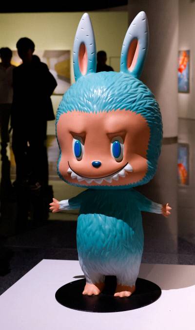 지난 6월 중국 베이징에서 열린 국제 경매에서 15만 달러(약 2억500만원)에 낙찰된 라부부 피규어. 이 피규어는 라부부의 초기 모델로, 단 한 점만 존재하는 것으로 알려졌다. 높이 131cm, 민트색에 장난기 가득한 미소와 날카로운 이빨이 특징이다. 로이터연합뉴스