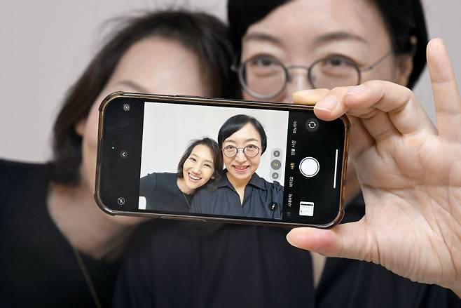 연세대학교 재학 시절 만나 30년 넘게 인연을 이어오고 있는 김지윤(왼쪽)과 전은환(오른쪽)을 서울 영등포구 국민일보에서 만났다. 이한형 기자