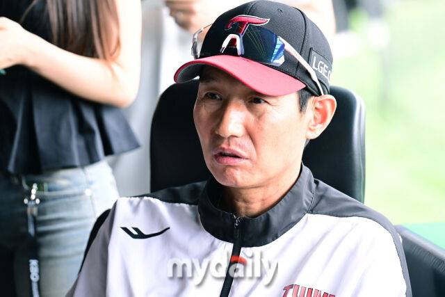 29일 오후 서울 잠실야구장에서 진행된 '2025 프로야구 KBO리그' KIA-LG의 경기. 경기 전 LG 염경엽 감독이 취재진과 이야기를 나누고 있다./마이데일리
