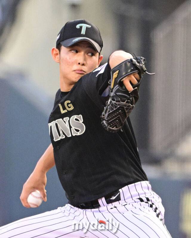 2025년 6월 17일 오후 서울 잠실구장에서 진행된 '2025 신한 SOL뱅크 KBO 리그' NC 다이노스와 LG 트윈스의 경기. LG 김영우가 2회초 역투하고 있다./마이데일리