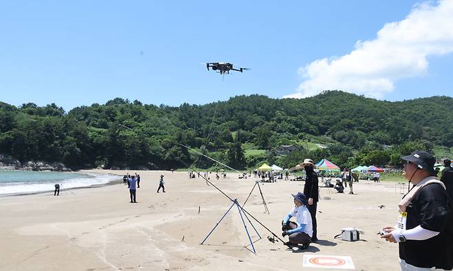 26일 전남 고흥군 영남면 남열해돋이 해수욕장 일원에서 열린 ‘2025 고흥 드론 서머비치 페스타’ 전국드론낚시대회에서 출전 선수들이 드론낚시를 하고 있다. 고흥=이제원 선임기자