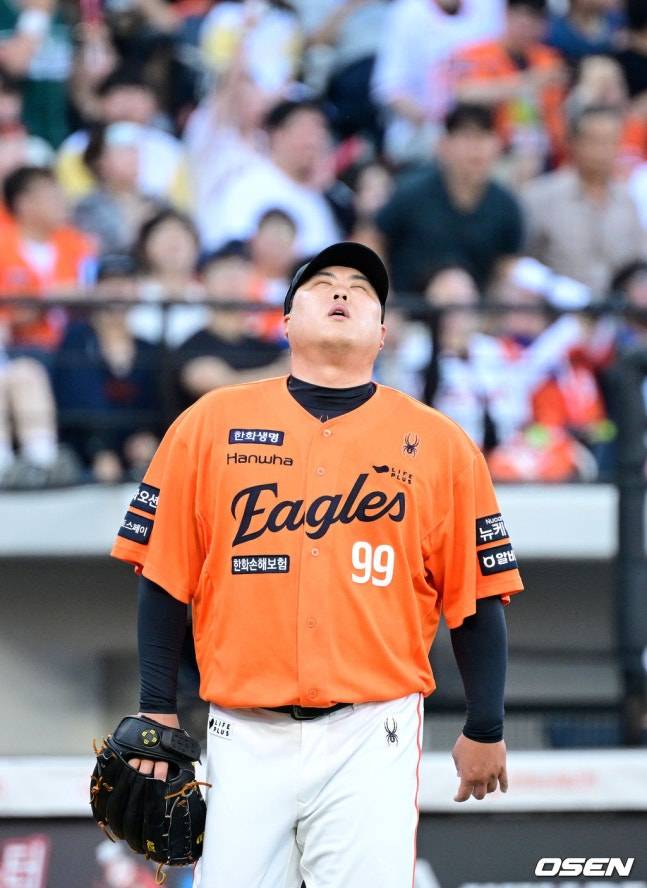 아쉬워하는 류현진.