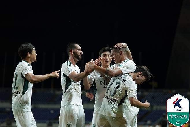 전북 현대 선수들이 광주전 극장골을 넣은 티아고에게 다가가고 있다. /사진=한국프로축구연맹 제공