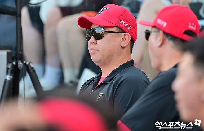 이범호(왼쪽) KIA 타이거즈 감독이 26일 부산 사직야구장에서 열린 2025 신한 SOL Bank KBO리그 롯데 자이언츠와의 팀 간 11차전에서 6회말 수비 중 주루 방해 판정에 항의하다 퇴장 조치됐다. 사진 엑스포츠뉴스 DB