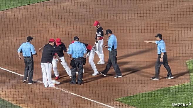 이범호 KIA 타이거즈 감독이 26일 부산 사직야구장에서 열린 2025 신한 SOL Bank KBO리그 롯데 자이언츠와의 팀 간 11차전에서 6회말 수비 중 주루 방해 판정에 항의하다 퇴장 조치됐다. 사진 엑스포츠뉴스