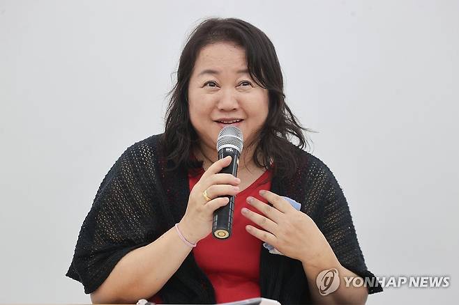 인사말 하는 시오타 지하루 작가 (서울=연합뉴스) 류효림 기자 = 시오타 지하루 작가가 25일 서울 종로구 평창동 가나아트센터에서 열린 시오타 지하루 개인전 '리턴 투 어스'(RETURN TO EARTH) 기자간담회에서 인사말을 하고 있다. 2025.7.25 ryousanta@yna.co.kr