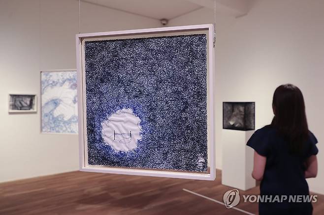 시오타 지하루의 작품 세계 (서울=연합뉴스) 류효림 기자 = 25일 서울 종로구 평창동 가나아트센터에서 열린 시오타 지하루 개인전 '리턴 투 어스'(RETURN TO EARTH) 기자간담회에서 참석자들이 전시 작품을 살펴보고 있다. 2025.7.25 ryousanta@yna.co.kr