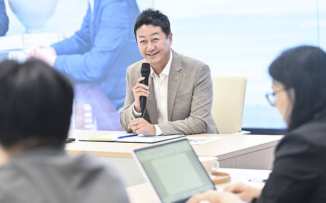 김진경 경기도의회 의장이 취임 1주년 기념 기자간담회에서 취재진의 질의에 답변을 하고 있다. 경기사진공동취재단