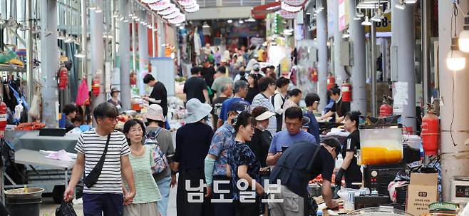 민생회복 소비쿠폰 지급 이후 첫 주말…북적이는 말바우시장민생회복 소비쿠폰 지급 이후 첫 주말인 27일 광주광역시 북구 말바우시장이 시민들로 북적이고 있다. /임문철 기자 35mm@namdonews.com