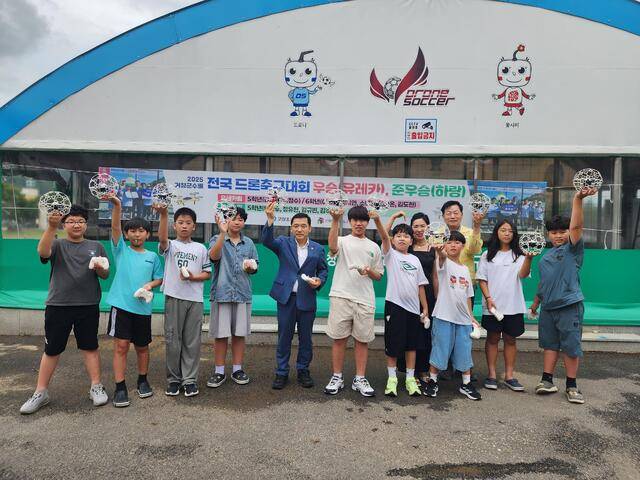 고창군의회, 고창군의회 이경신 예산결산특별위원장과 오세환 의원이 고창초 드론축구단을 방문하여 격려하고 기념 사진을 찍고 있다. 사진제공=고창군의회