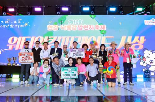 ◇태백의 대표 여름 축제인 제10회 한강·낙동강 발원지 축제가 지난 26일 태백 일원에서 워터 워킹 퍼레이드를 시작으로 개막했다. 축제는 다음달 3일까지 진행된다. 사진은 올해 개막식의 모습.