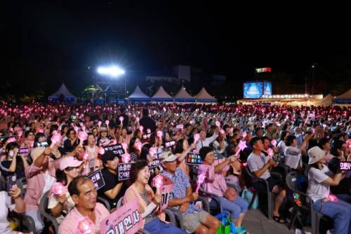 ◇태백의 대표 여름 축제인 제10회 한강·낙동강 발원지 축제가 지난 26일 태백 일원에서 워터 워킹 퍼레이드를 시작으로 개막했다. 축제는 다음달 3일까지 진행된다. 사진은 올해 개막식의 모습.