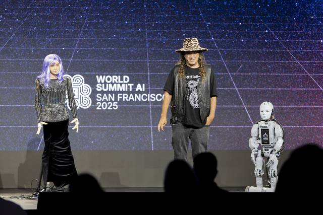 지난달에 열린 미국 샌프란시스코 서밋 2025'에서 자신이 개발한 인공지능 로봇을 가지고 나와 발표하고 있는 벤고르첼 박사. 사진 벤 고르첼 제공.