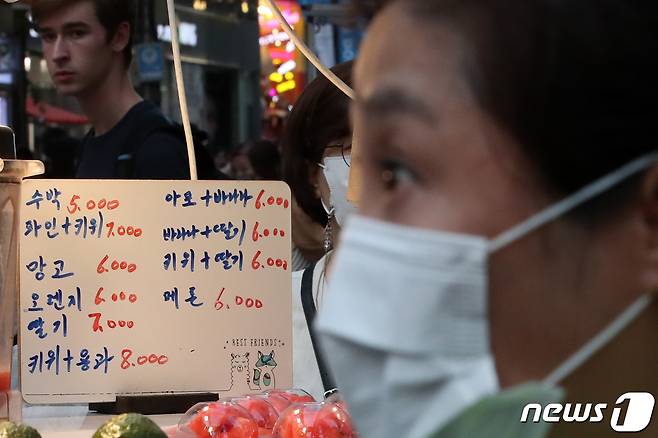 서울 시청, 중구청 관계자들이 31일 오후 서울 중구 거리에서 거리가게(노점)를 대상으로 바가지 요금 등 불법행위 특별 점검을 하고 있다. 서울시는 오는 8월11일까지 명동, 홍대 등 외국인 관광객이 많이 찾는 7대 관광특구를 중심으로 바가지 요금 및 여름철 위생 안전 점검 등에 나선다. 2023.7.31/뉴스1 ⓒ News1 이승배 기자