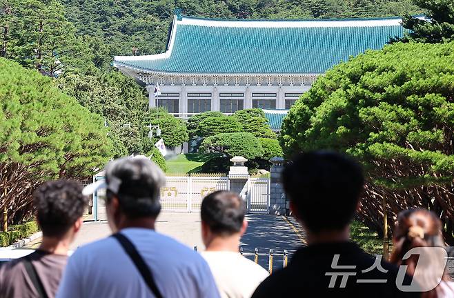 청와대 관람 일시 종료를 앞두고 마지막 주말인 27일 서울 종로구 청와대 앞에서 시민들이 지나고 있다. . 2025.7.27/뉴스1 ⓒ News1 김도우 기자