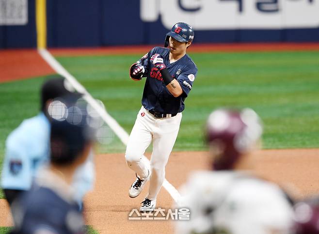 롯데 고승민이 3루 베이스를 돌고 있다. 고척 | 박진업 기자 upandup@sportsseoul.com