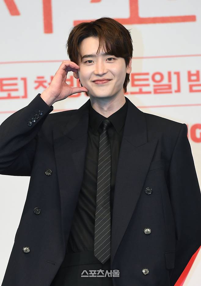 배우 이종석이 1일 서울 구로구 더링크호텔에서 진행된 tvN 드라마 ‘서초동’ 제작발표회에서 취재진을 향해 포즈를 하고 있다. 박진업 기자 upandup@sportsseoul.com