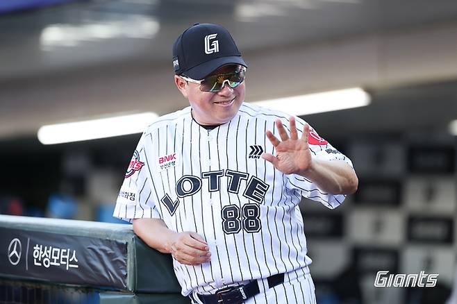 롯데 김태형 감독이 웃어 보이고 있다. 사진 | 롯데 자이언츠