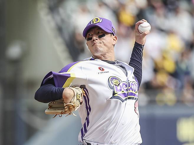 두산 고효준이 서울 잠실구장에서 열린 2025 KBO리그 두산전에서 7회초 역투하고 있다. 사진 | 연합뉴스