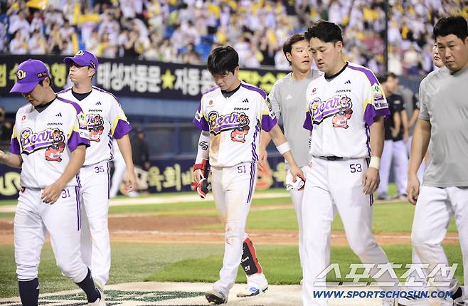 경기 종료 후 그라운드를 나서는 조수행과 두산 선수들.